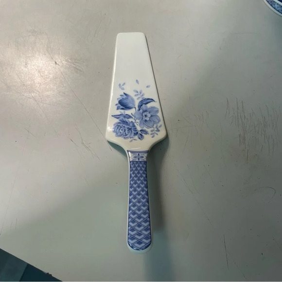 Andrea By safely Blue Rose Porcelain Cake Plate With Server Set width 11” - Picture 3 of 7